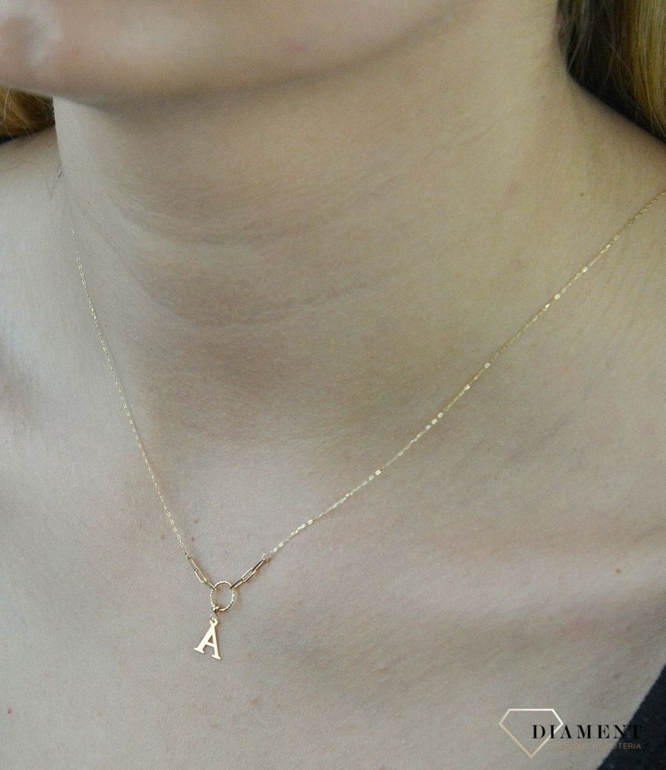 Naszyjnik złoty celebrytka 585 kółeczko z literką A  NA 3187A. Niezwykły blask szlachetnego kruszcu zamknięty w wyjątkowej formie. Subtelny kontur elementów ozdobnych perfekcyjnie prezentuje się z klasyczny.png